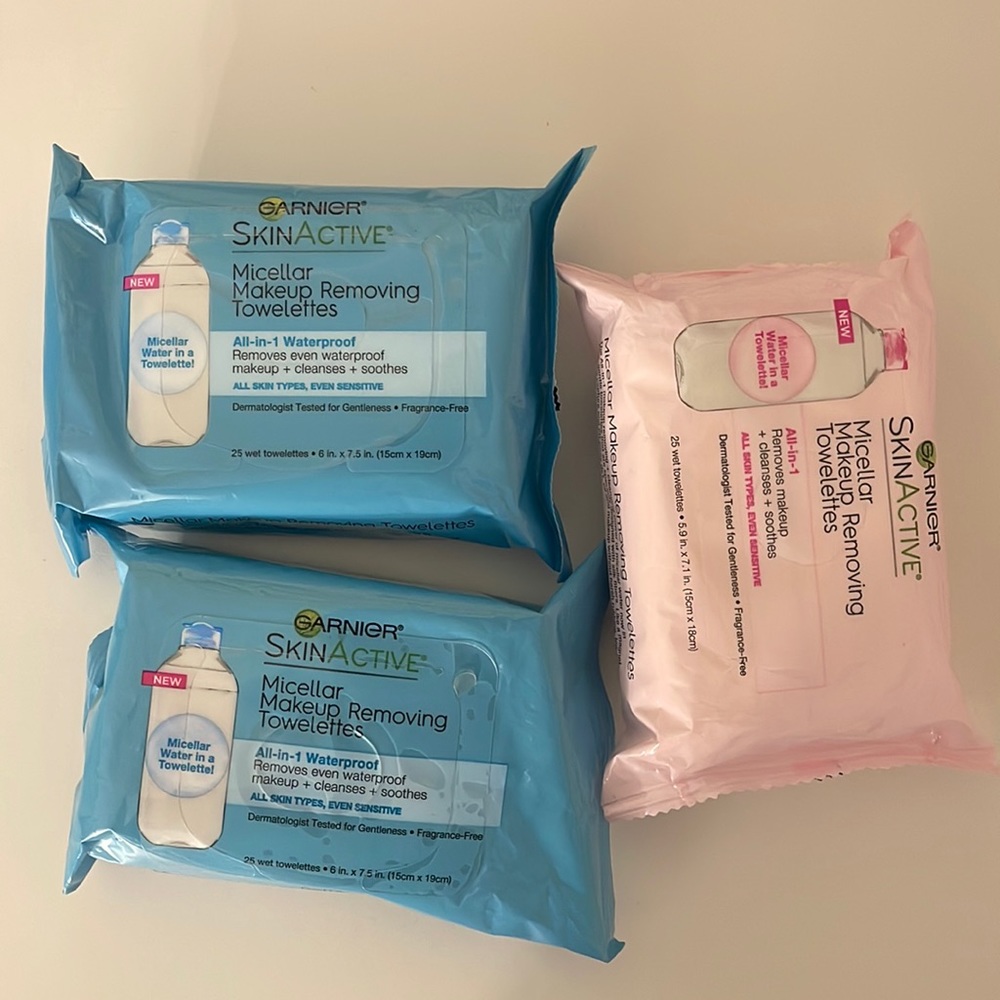 3 MAKEUP REMOVER WIPES